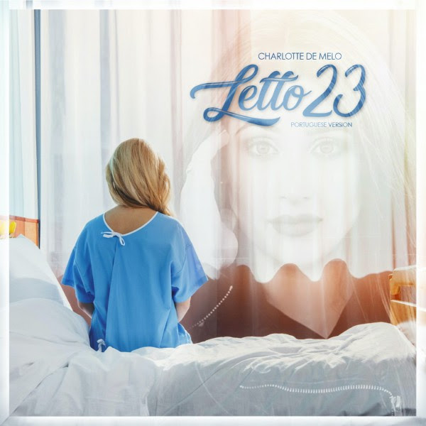 Charlotte de melo "letto 23". la copertina del disco, con una donna seduta su un letto d'ospedale, con addosso un camice azzurro e sullo sfondo il ritratto di Azzurra Lorenzini, artista morta giovanissima