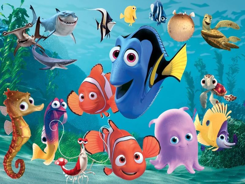 Il polpo Dumbo rosa con altripersonaggi del film "Alla ricerca di Nemo". con lui il pesce a strisceblu, due pesciolini rossi, due cavallucci marini, uno squalo e altri piccoli pesciolini colorati