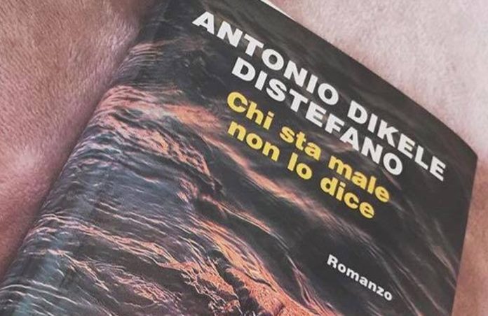 Antonio Dikele Distefano, romanzo, Chi sta mal enon lo dice. In primo piano la copertina del libro Chi sta male non lo dice di Antonio Dikele Distefano.