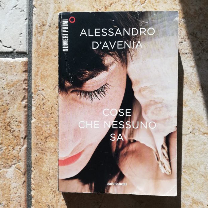 Cose che nessuno sa, Alessandro D'Avenia, romanzo. La copertina del romanzo ha il volto di una ragazza con gli occhi chiusi.