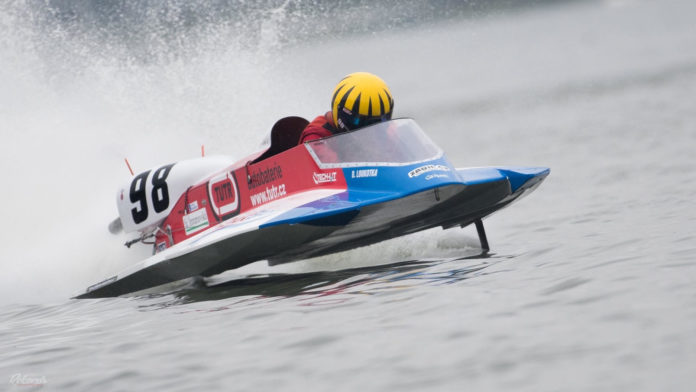 Waterfestival Viverone un motoscafo sfreccia sull'acqua