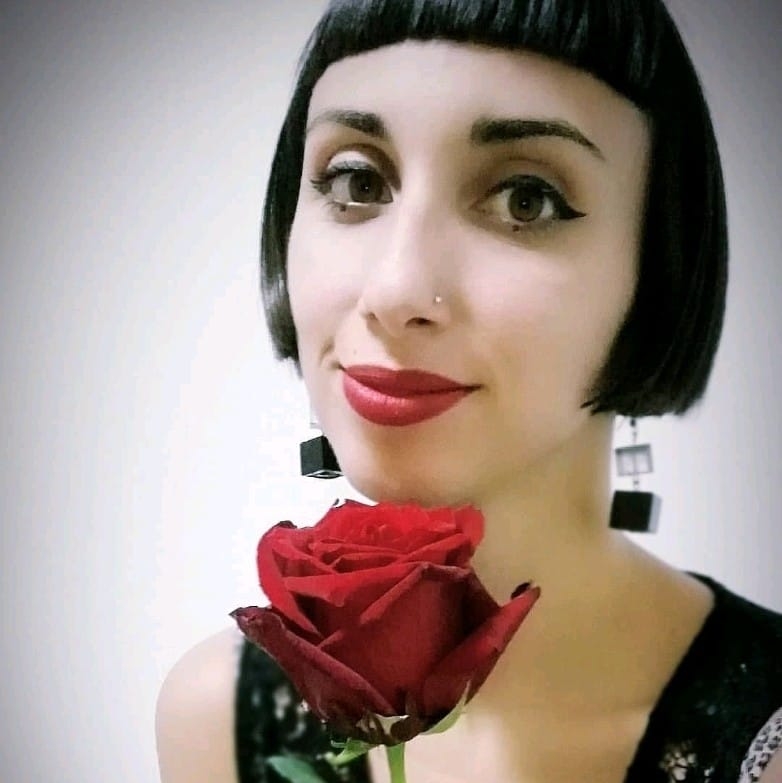 #CabaretShow - francesca Ceretta con capelli a caschetto corti e una rosa rossa in mano