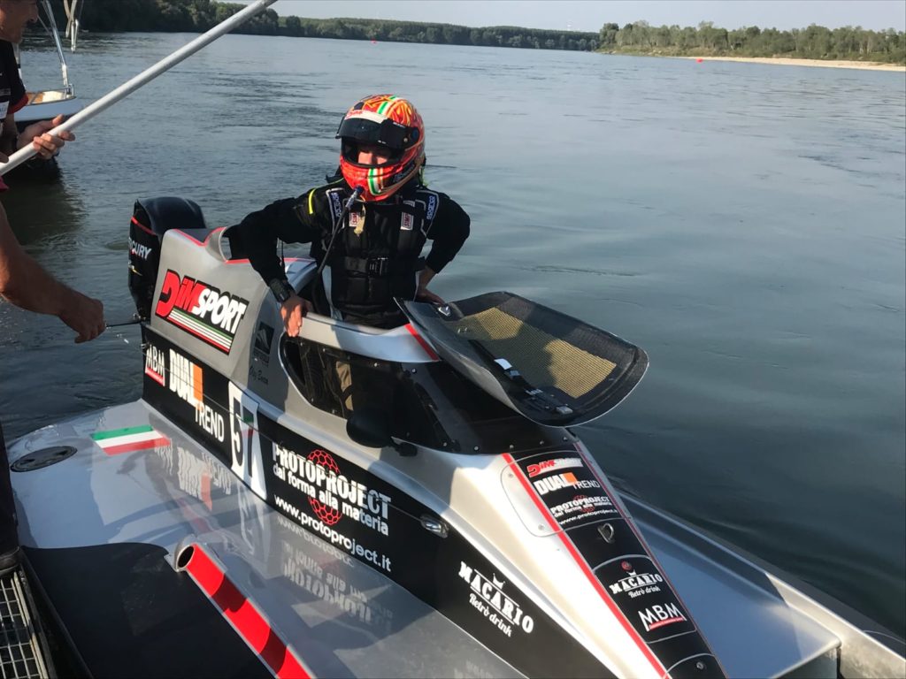 Waterfestival Viverone - un motoscafo scoperto grigio e nero con un pilota