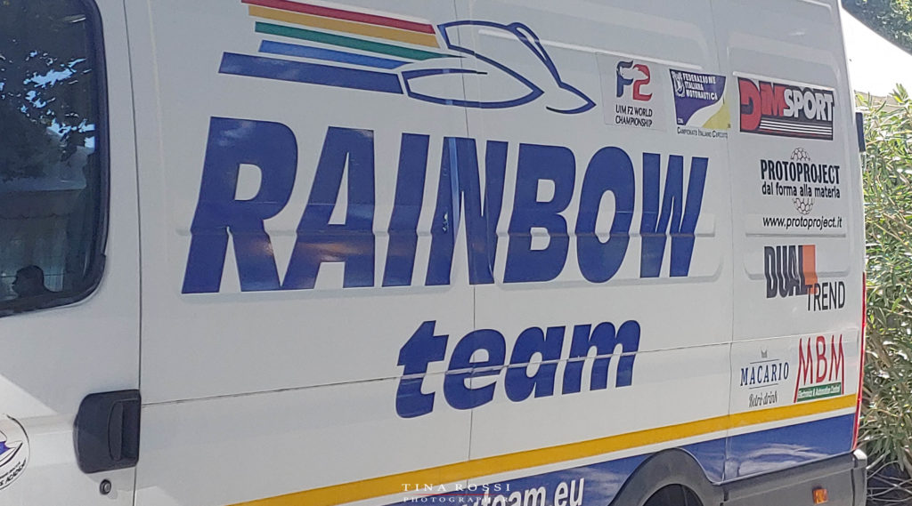 Il furgone bianco con la scritta Rainbow Team
