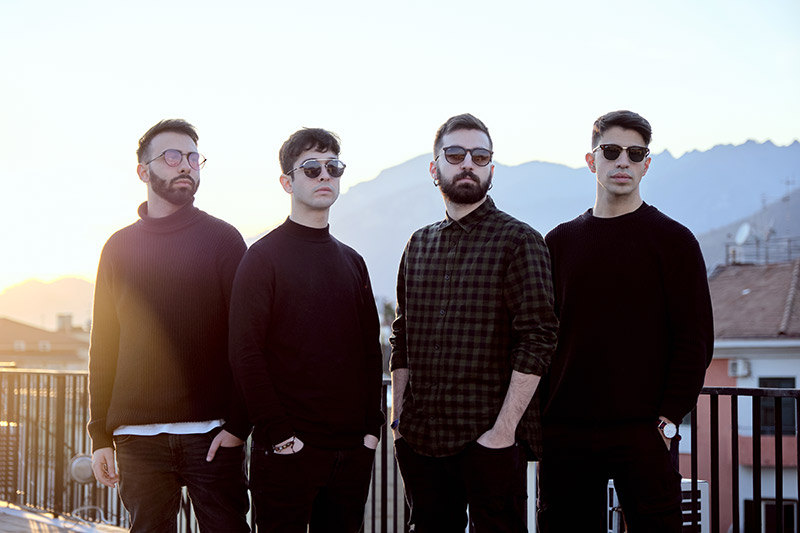 pianoterra semplice - nella foto i quattro ragazzi, vestiti di scuro, della band salernitana