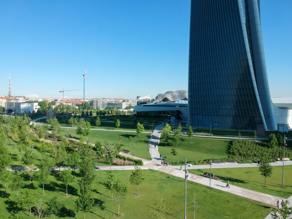 Parco citylife a Milano con un prato grandissimo e un edificio fatto a vela