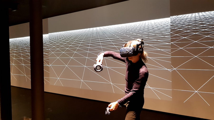 Dancethedistance donna con occhiali virtuali