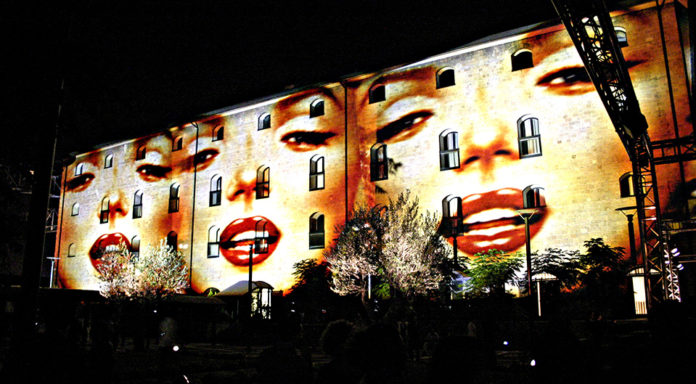 Esterno notte e i muri di Torino diventano un palcoscenico