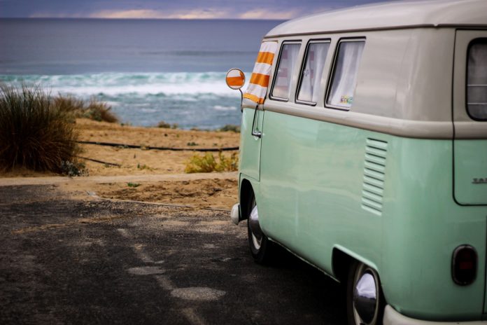 vacanze in camper - nella foto un vecchio furgone camper parcheggiato davanti al mare