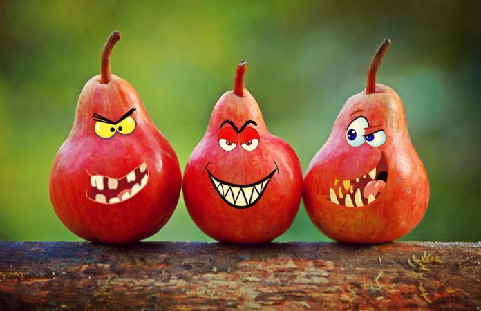 i comici di colorado cafè - nella foto tre pere rosse con occhi e sorriso