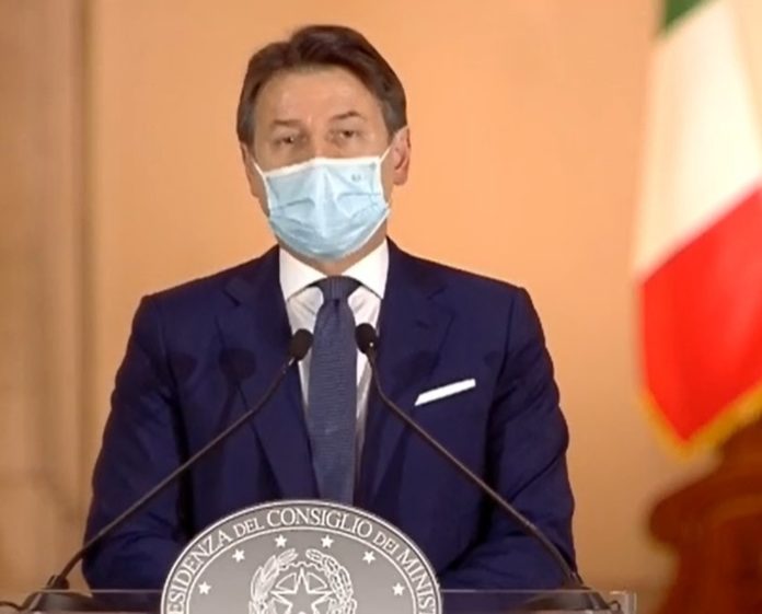 Conte coannuncia le nuove misure con la mascherina chirurgica