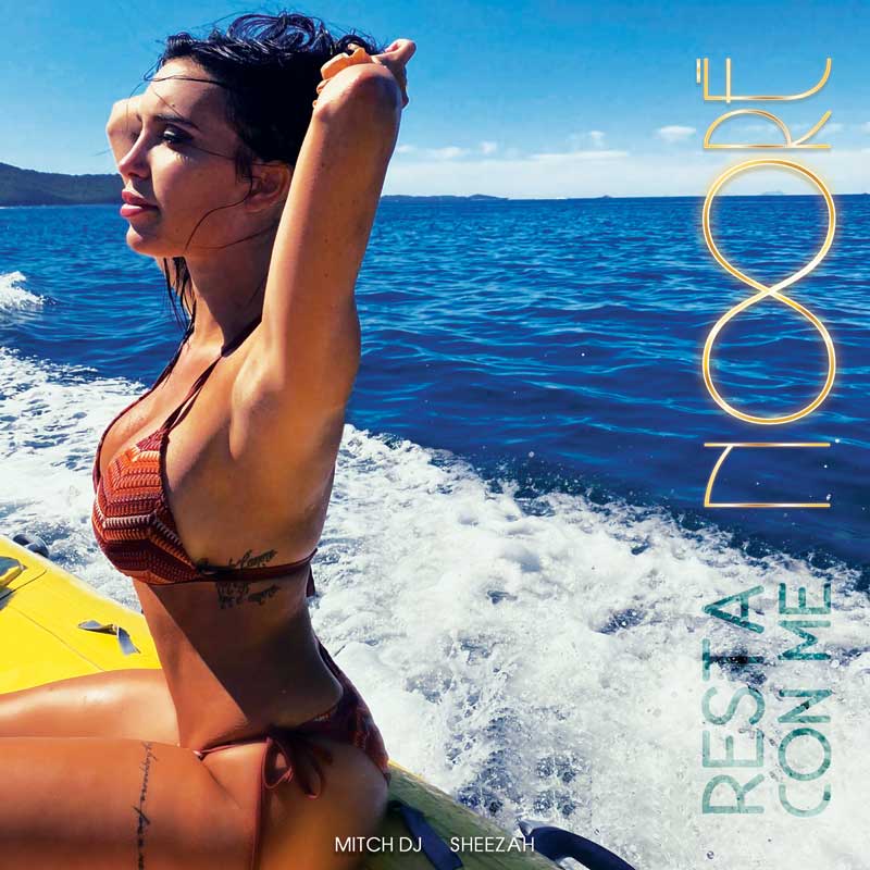 noorè, la copertina del singolo resta con me - nella foto la cantante, in bikini marrone, su un motoscafo, sullo sfondo il mare