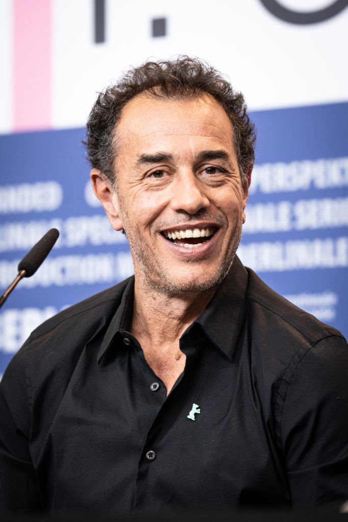 Matteo Garrone sorridente con camicia nera