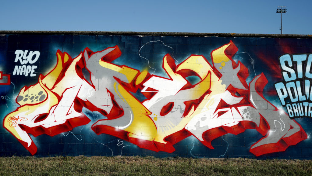 Stadio di Comacchio - una scritta street art co colori rosso bianco e giallo