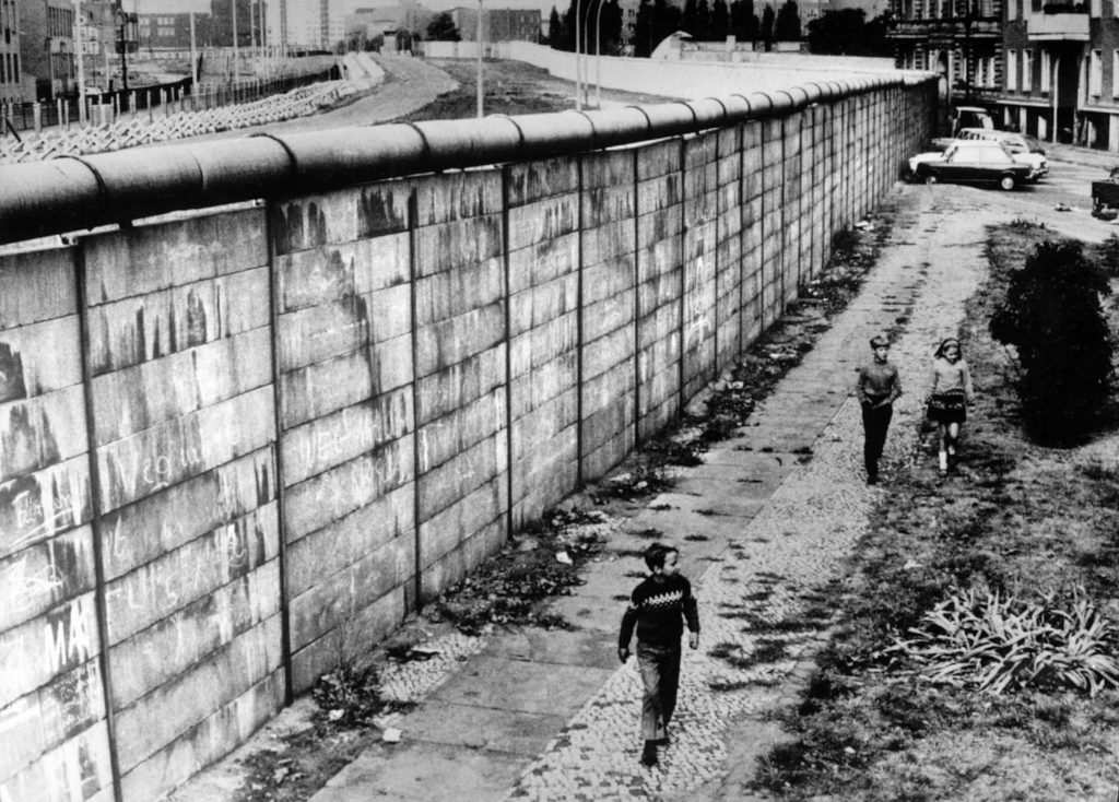 david bowie heroes - una fotografia d'epoca, in bianco e nero del muro di Berlino