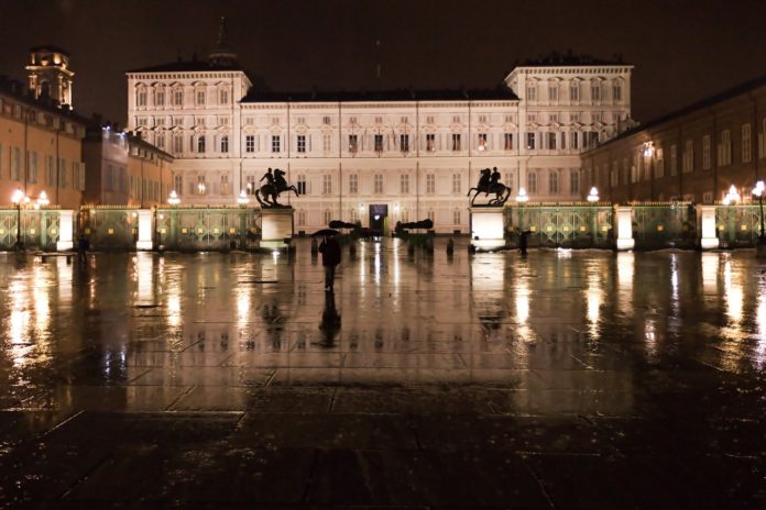Regione Piemonte - piazza castello di Torino di notte vuota illuminata