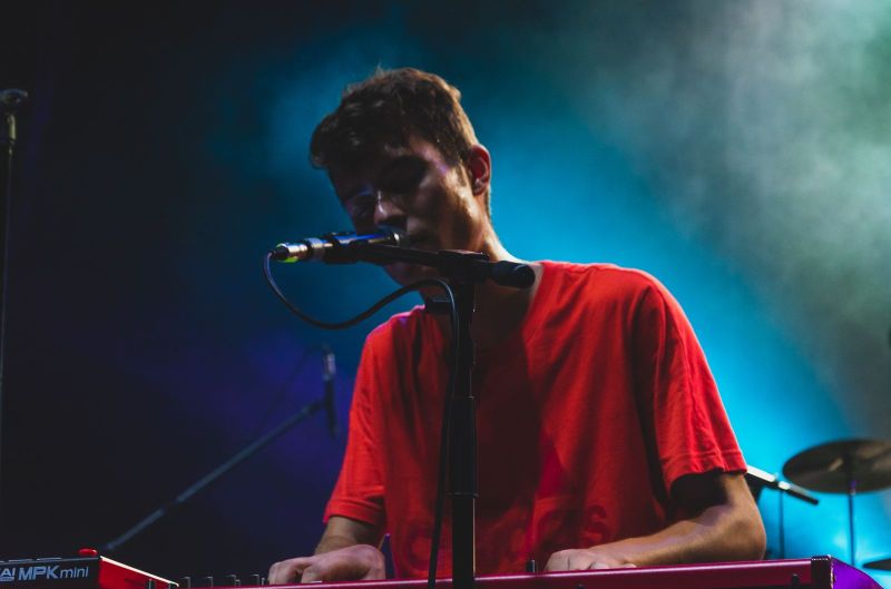 orofino neanche fosse la serie a - il giovane cantante, camicia rossa, intento a suonare la tastiera, durante un concerto