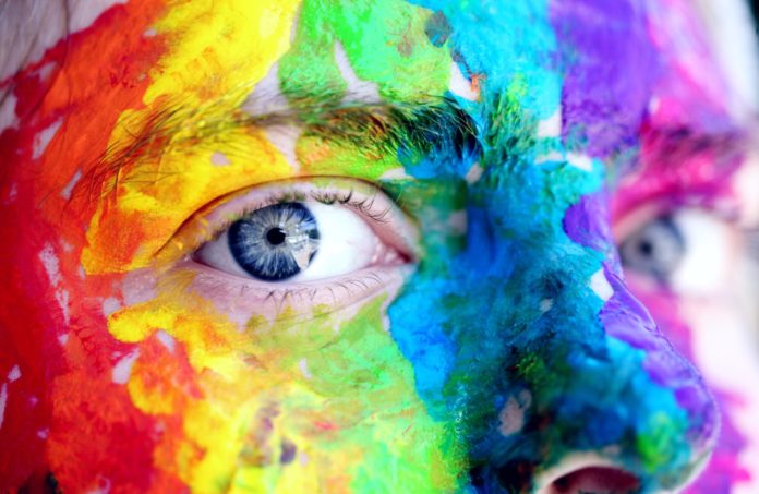 Lovers film festival un primo piano di un viso di un uomo colorato con tanti colori