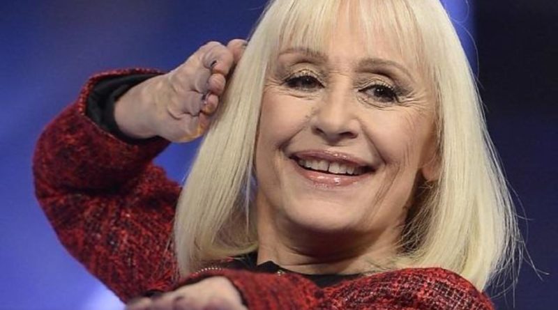 Raffaella Carrà con capelli biondi a caschetto sulle spalle, soride 