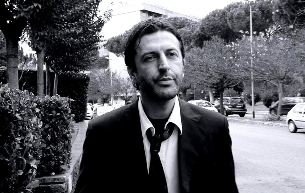 italia vaffanculo igor nogarotto - il cantautore astigiano, giacca e cravatta, foto in bianco e nero