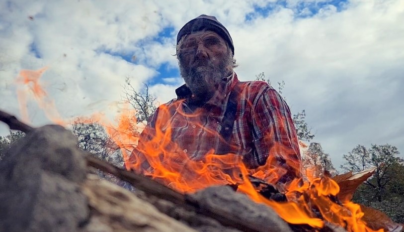 "The Woodcutter" - Una scena del film dove Luigi-Converso, nella parte del taglialegna, sta bruciando del legno