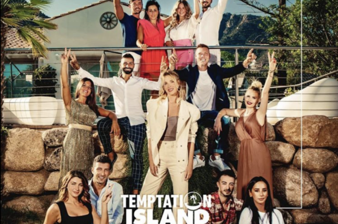 in foto le sei coppie di Temptation Island 2020, al centro la conduttrice Alessia Marcuzzi vestita con giacca e pantalone bianchi e top oro