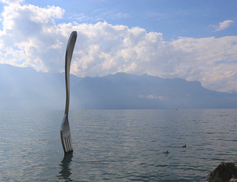 Le sculture e statue  più strane e incredibili del mondo. Una forchetta piantata nel lago. 