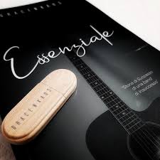 brano grace n kaos la copertina del libro intitolato essenziale, che ritrae una chitarra su sfondo nero e una chiavetta usb in legno