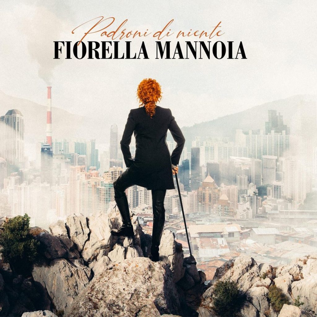 Padroni di niente fiorella mannoia - La copertina del disco che ritrae la cantante di spalle, vestita di nero, i capelli rossi chiusi in una coda, che da una roccia, osserva il paesaggio della città