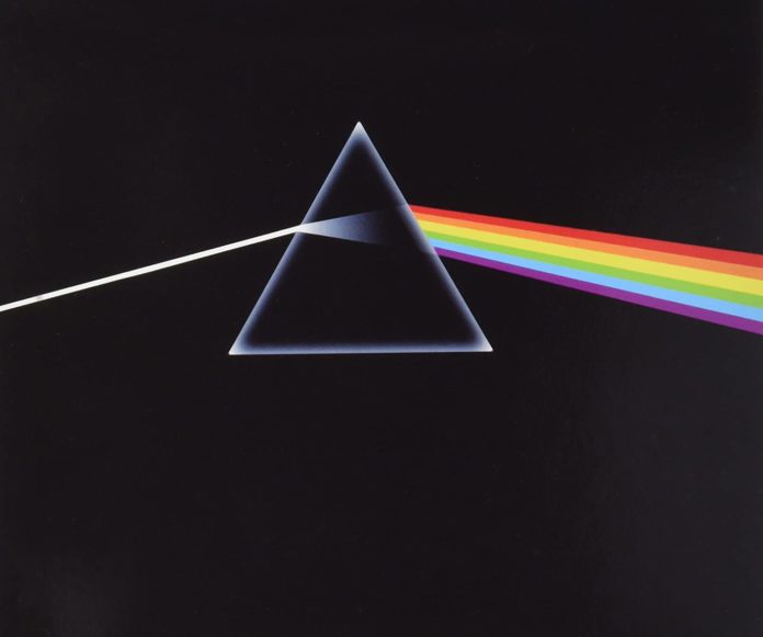 the dark side of the moon pink floyd - la copertina del disco che raffigura, su sfondo nero, una laama di luce, che entra dentro un prisma, per uscirene con i colori dell'arcobaleno
