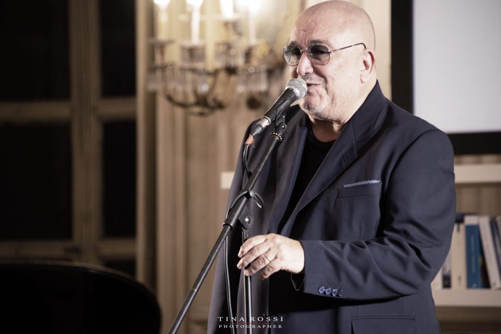 Il Maestro Valerio Liboni canta davanti a un microfono