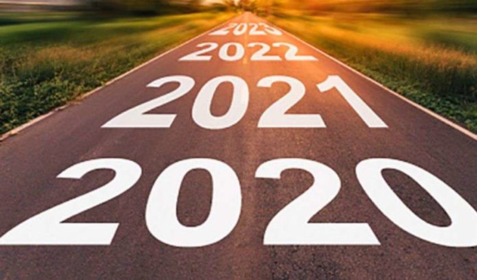 Caro 2021, 2020. Una strada con scritto 2020, 2021 e i successivi anni lungo il tragitto.