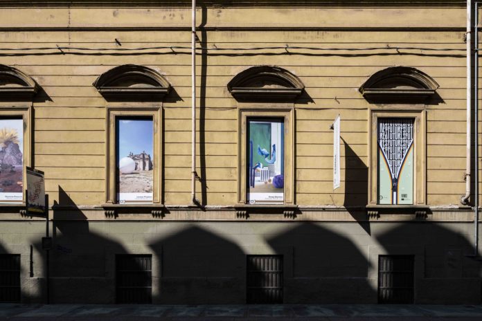 camera un natale con finestre di installazione nella foto tante finestre in un palazzo antico