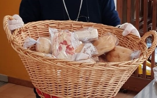 una cesta grande colma di pane confezionato in singole porzioni