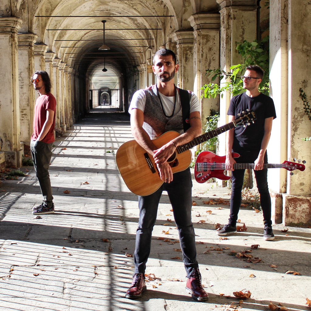 cobram - la band torinese inquadrata sotto un portico