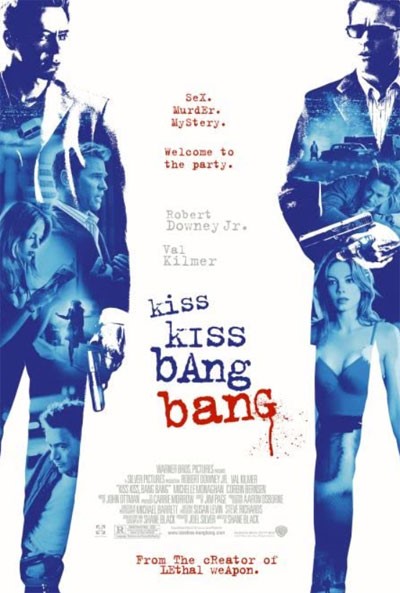 la locandina del film kiss kiss bang bang su sfondo bianco e sui lati due figure maschili colorate di blu