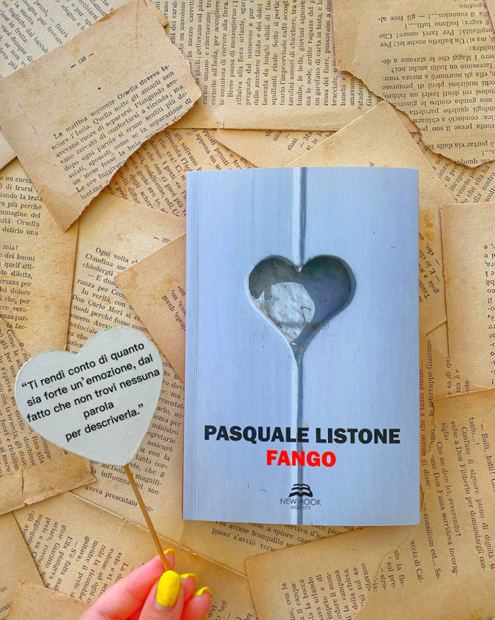 Pasquale Listone, Fango, romanzo. Pagine invecchiate e strappate su cui è appoggiato il libro dell'autore. Sulla copertina un cuore. A sinistra dell'immagine una mano che tiene un segnalibro a forma di cuore con su scritto una frase dello scrittore: 