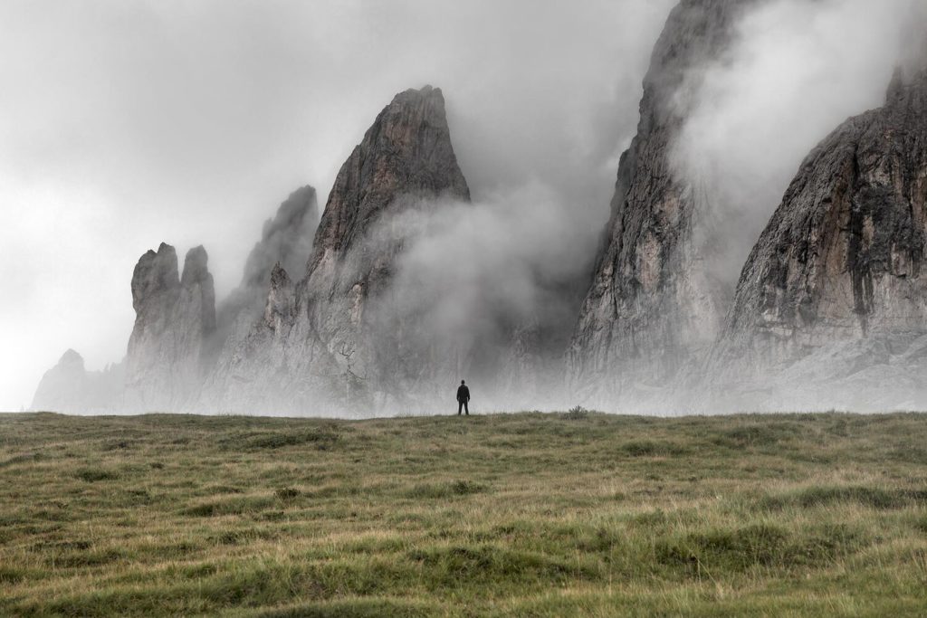 SMACH 2021 la Land Art è "fragile" sulle Dolomiti. Panorama dolomiti eimmagine simbolo SMACH 2021