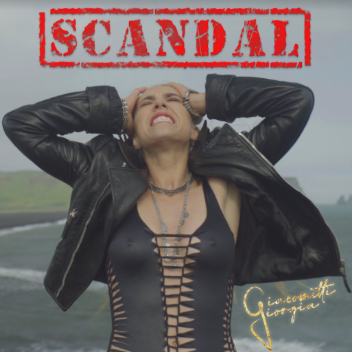 scandal la copertina - giorgia giacometti con le mani sulla testa, che indossa un corpetto nero aderente e un giubbotto di pelle nera