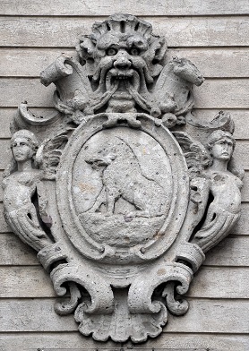 una scrofa incisa nel rosone di Palazzo Marino a Milano
