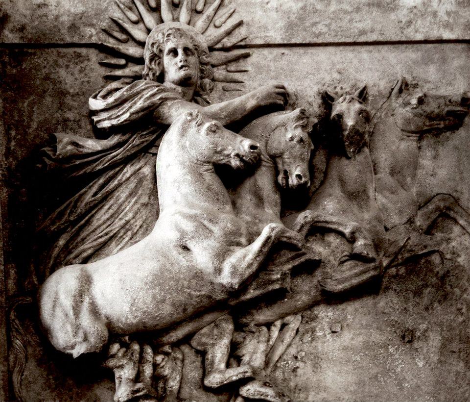 Curiosità riti e usanze del Natale portano al Sol invictus nella foto rappresentato da un condottiero con attorno alla testa dei raggi di sole, mentre guida un carro trainato da quattro cavalli