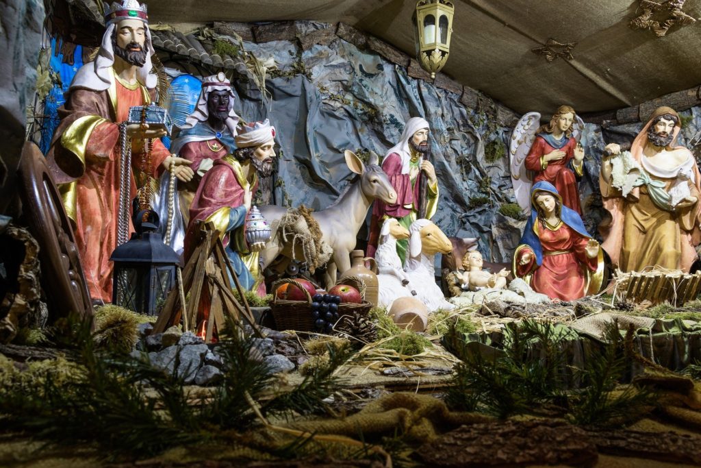 Gesù nel un presepe di natale con le statuine dei re magi, bue, asinello e sacra famiglia