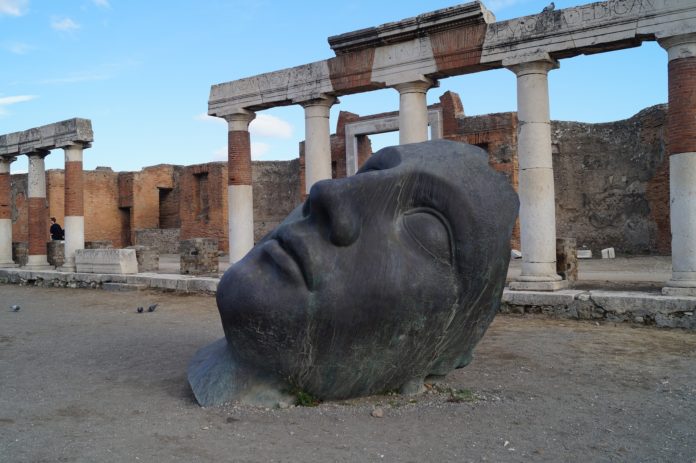 Pompei - le rovine di un tempio e la testa di una statua posata per terra