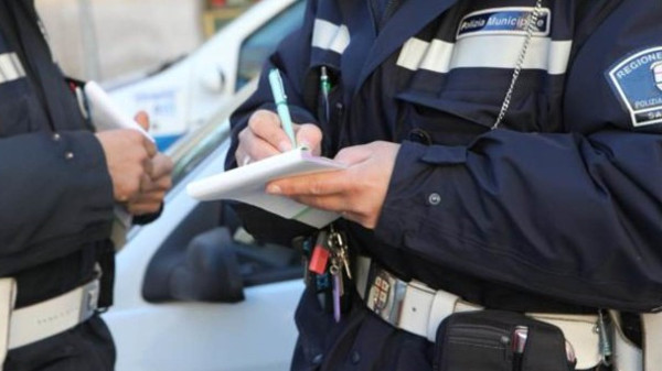 Zona rossa natale 2020 multe - un poliziotto sta scrivendo una multa