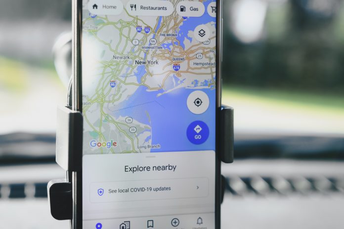 Street view su un telefonino installato su un'auto