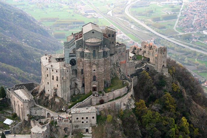 Artisti Uniti per la Sacra di San Michele nella foto ripresa dall'alto