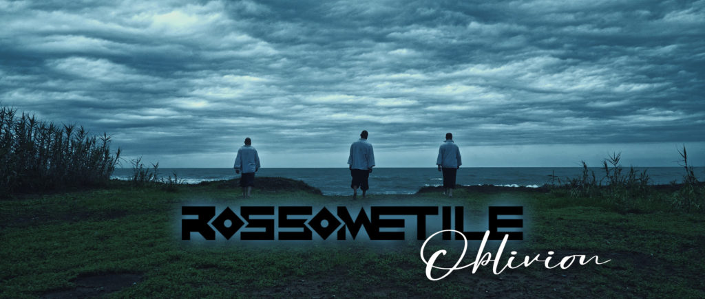 oblivion rossometile - la copertina del vuovo singolo che ritrae la band su una spiaggia davanti al mare