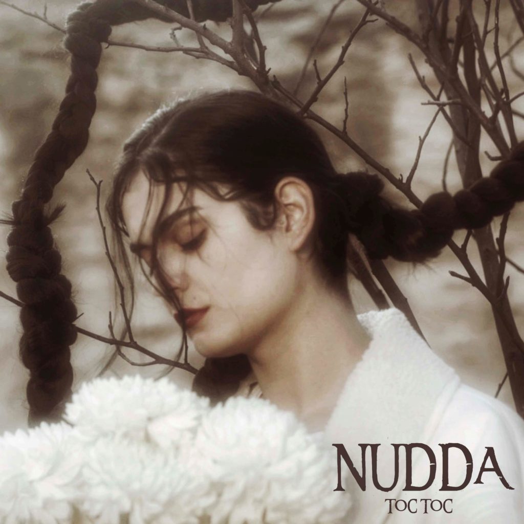 nudda la copertina del singolo toc toc che ritrae la giovane cantante di profilo, con una giacca bianca, davnti ai rami di un albero dove sono impigliate le trecce dei suoi capelli