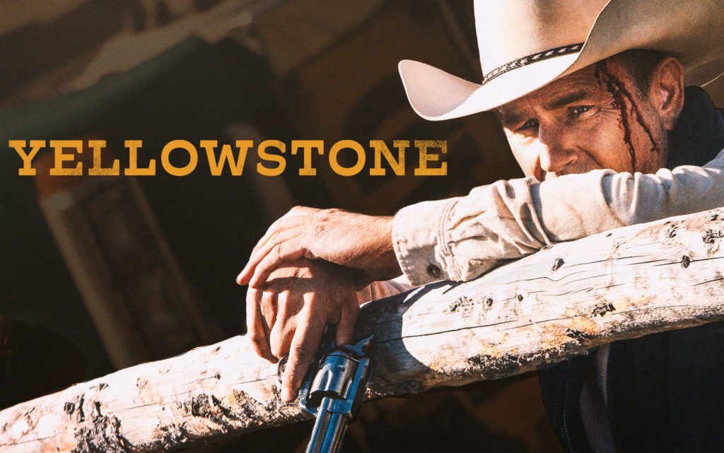 sky serie tv yellowstone - il manifesto che vede kevin costner in primo piano, cappello chiaro da cowboy, appoggiato a una staccionata can la pisola in mano