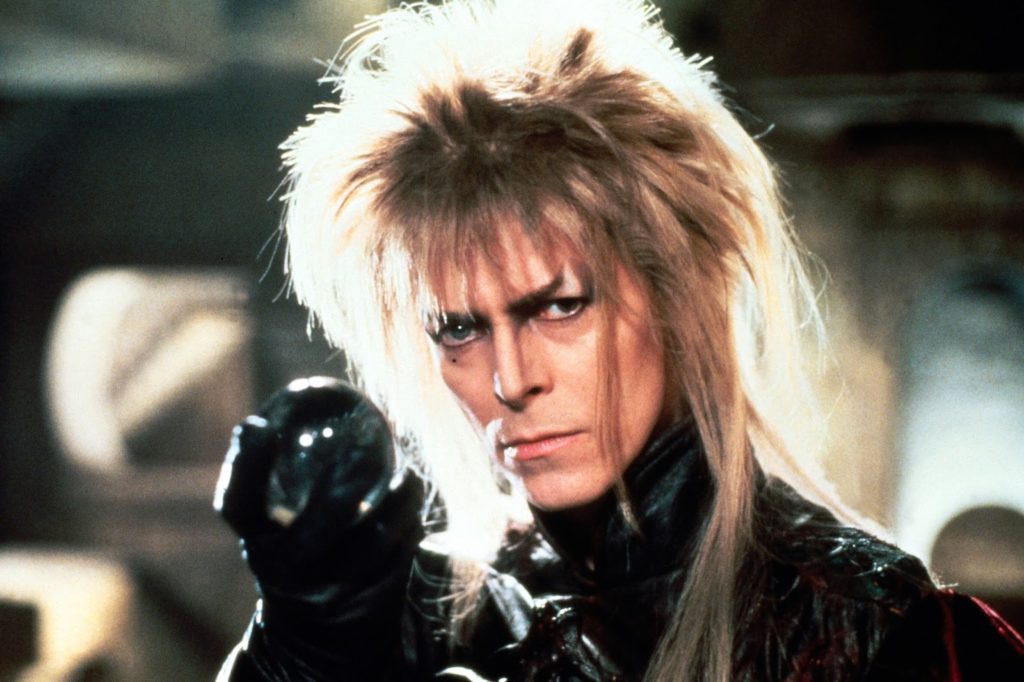 morte david bowie nella foto con capelli biondi sparati e una sfera di cristallo nera in mano